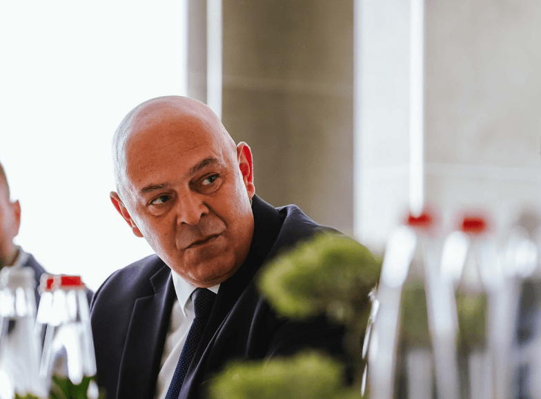 Ardian Gjini rrëfen momentin e rëndë kur njoftoi për rënien tyre prindërit Elton Zherkës dhe Përmet Vulës