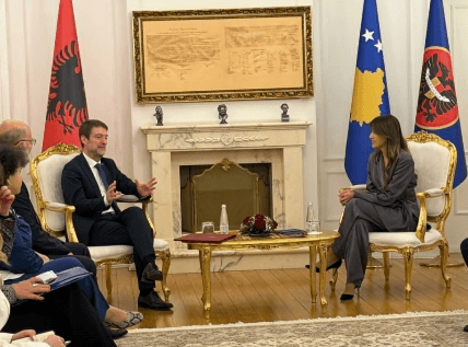 Haxhiu pret në takim ministrin e jashtëm të Shqipërisë