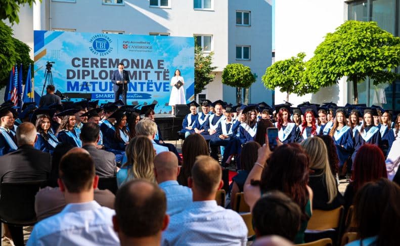Diplomojnë maturantët e UBT International Smart Schools
