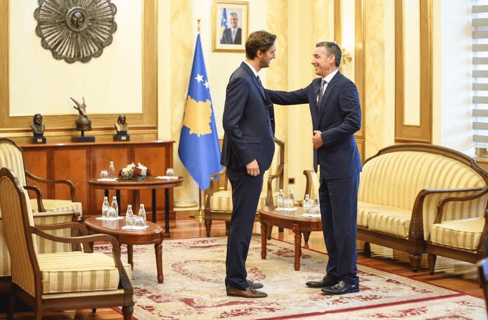 Ismaili uron Veselin për ditëlindje: Vera do të të sjellë në Kosovë