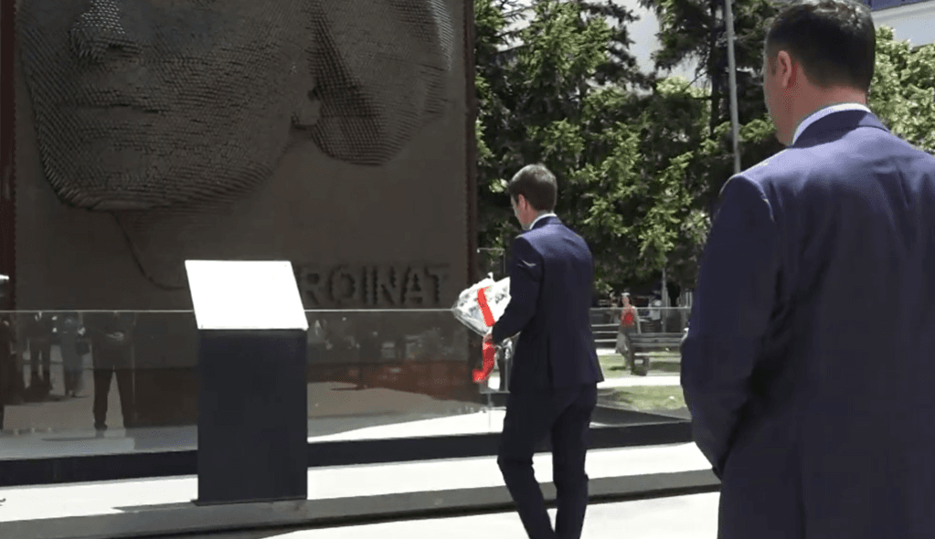 Konjufca bashkë me homologun e tij nga Shqipëria, Hoxhën bëjnë homazhe tek memoriali “Heroinat”