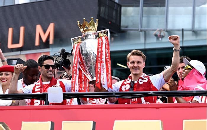 Mërzinë e finales e lanë anash, Arsenali nis festën e titullit të Premierligës