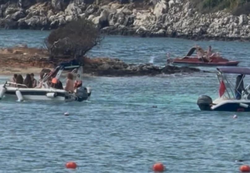 Skafi u afrohet pushuesve në Ksamil, drejtuesi i mjetit lundrues nuk i bindet as Policisë Kufitare