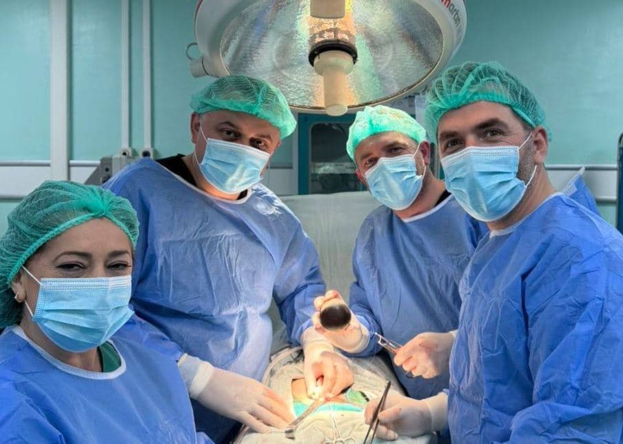 Operacion i rrallë në Spitalin e Mitrovicës, 54-vjeçarit i hiqen tre gurë të mëdhenj nga sistemi urinar