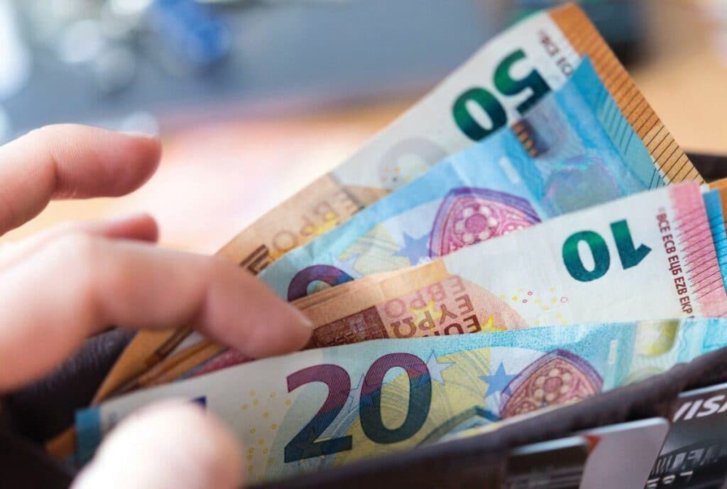 Shahini për kufizimin e ATK-së për pagesat cash mbi 2 mijë euro: Po goditen konsumatorët dhe diaspora