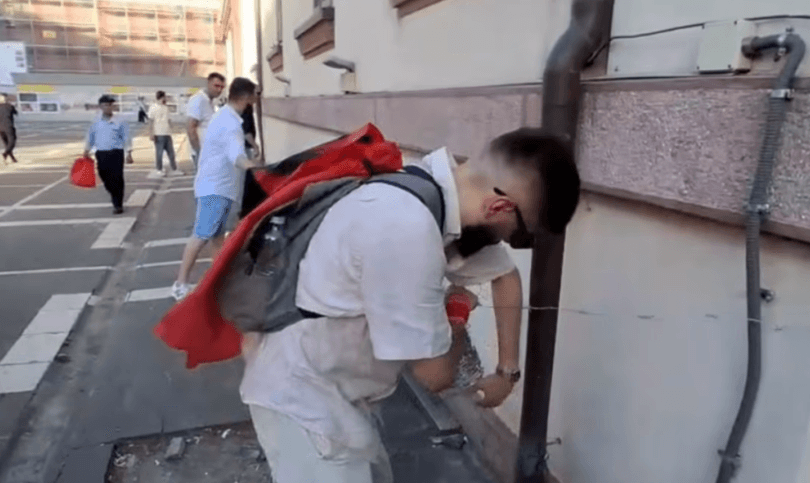 Protesta për Zvërnecin, protestuesit rrethojnë Ministrinë e Brendshme me tel me gjemba