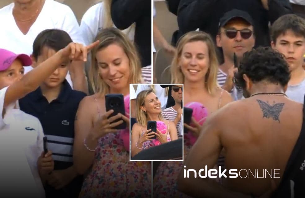 Moment i sikletshëm për tifozën, po e xhironte trupin e tenistit derisa vajza i tregonte që është shfaqur në ekran!