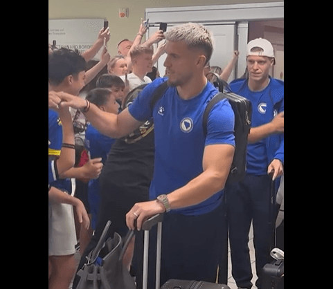 Kombëtarja boshnjake mbërriti në SHBA, pritet fuqishëm në aeroport
