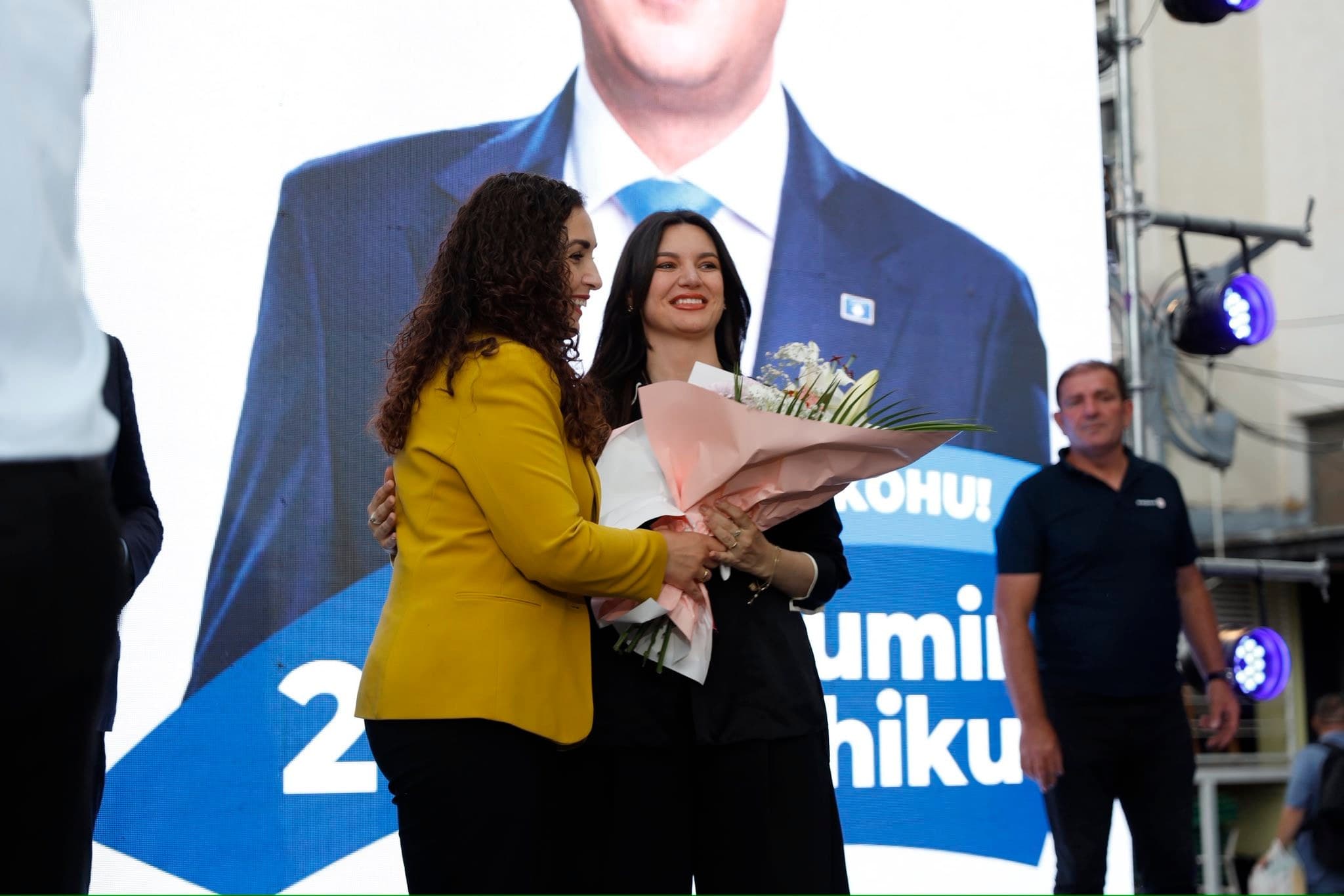 Vjosa Osmani i uron me lule për ditëlindje dy kandidatët e LDK-së