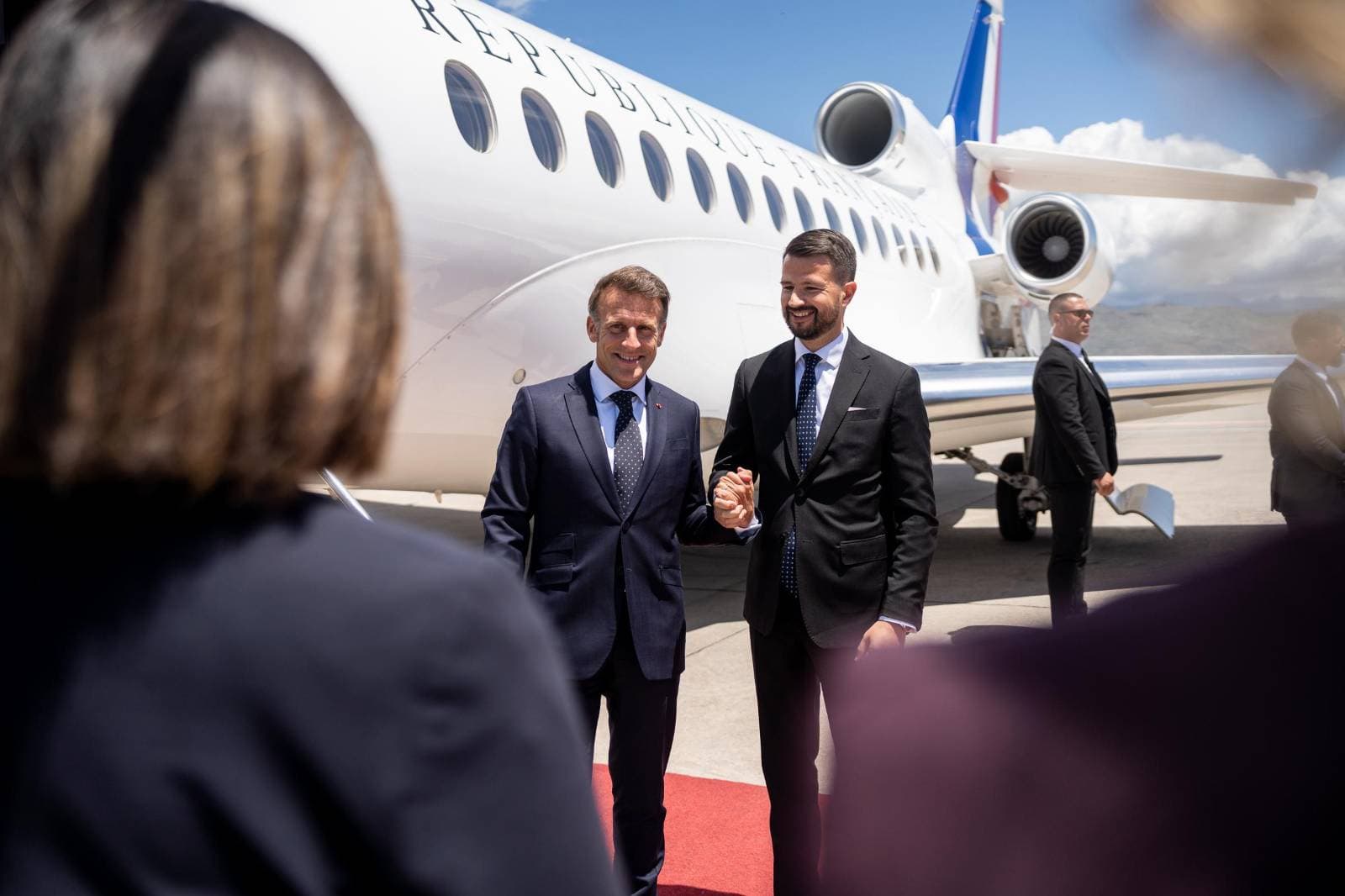 Emmanuel Macron zbarkon në Mal të Zi për samitin BE-Ballkan Perëndimor