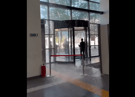 Pallati i Drejtësisë përfshihet nga vërshimi i ujit, shpërthen një gyp brenda objektit (Video)