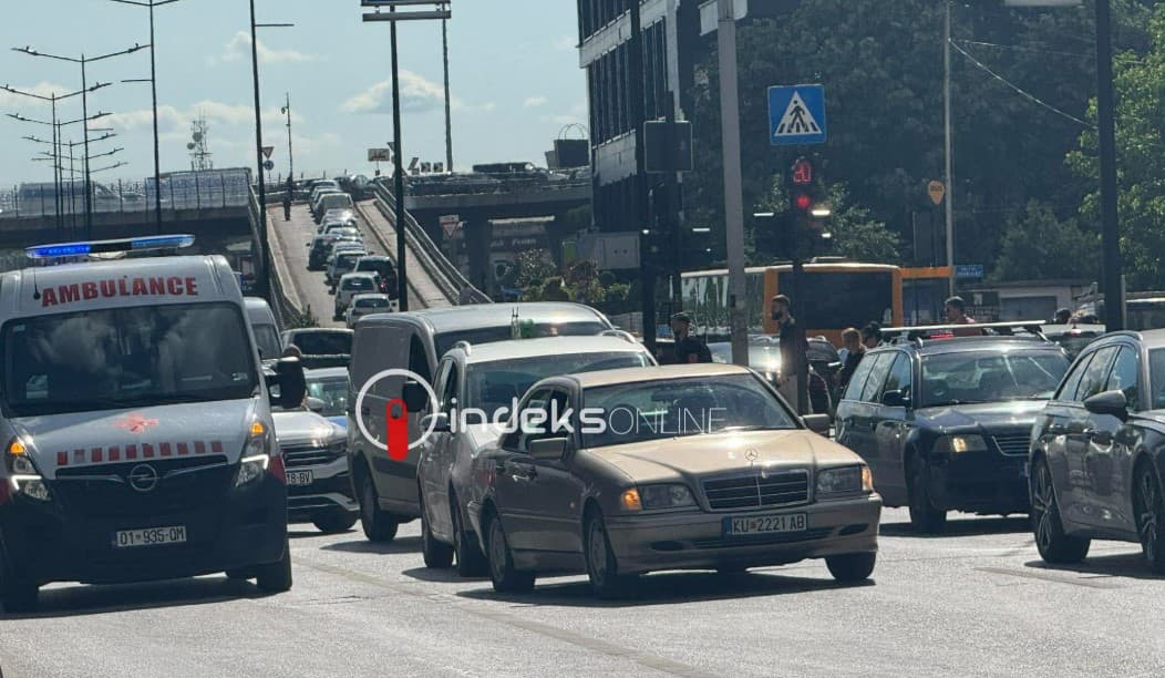 Featured image for Aksident në hyrje të Prishtinës, pasagjerëve iu jipet ndihma e shpejtë