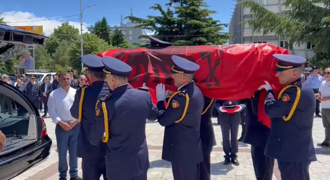Featured image for I jepet lamtumira e fundit policit që u vra në detyrë në Shqipëri
