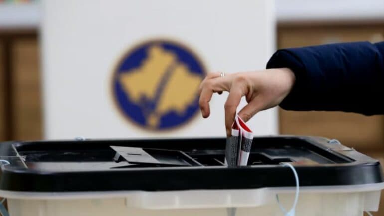 Featured image for Qytetarët e Prizrenit tregojnë interesim të madh për votim, menaxheri: Radha u krijua para hapjes së qendrës