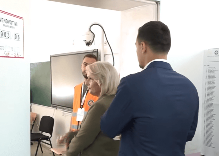 Featured image for Gruaja dhe djali i Thaçit votojnë në Prishtinë