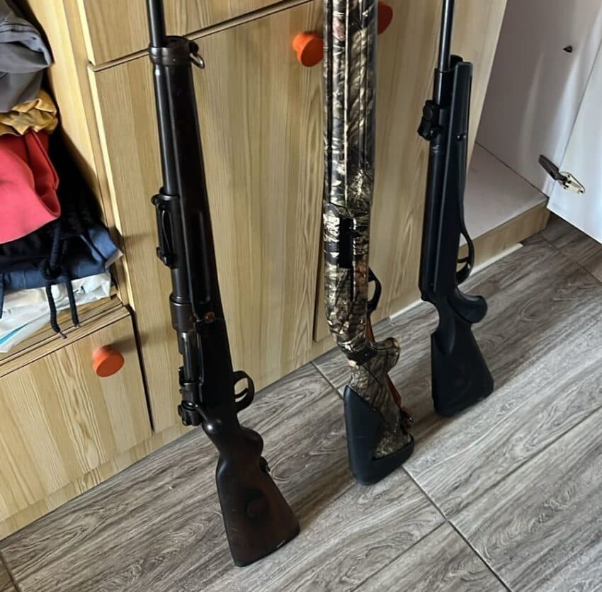 Featured image for Policia bastis dy lokacione në Zubin Potok, konfiskohen katër armë pas rastit të kanosjes ndaj ministrit Sveçla