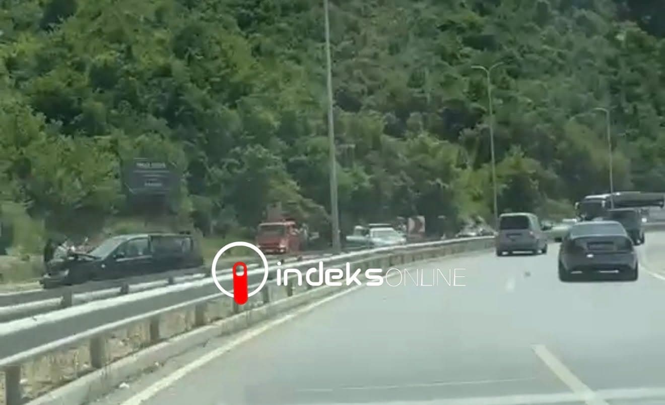 Featured image for Aksident trafiku në rrugën Podujevë-Prishtinë, policia në vendngjarje (Video)