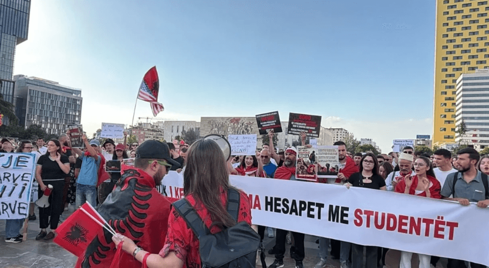 Featured image for Dita e nëntë e protestës për Zvërnecin, qytetarët grumbullohen para Kryeministrisë