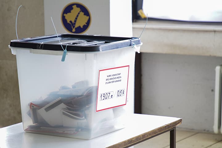 Featured image for Rezultatet e para të KQZ-së: Liderët e partive dhe figurat kryesore në garë për 5 vendet e para