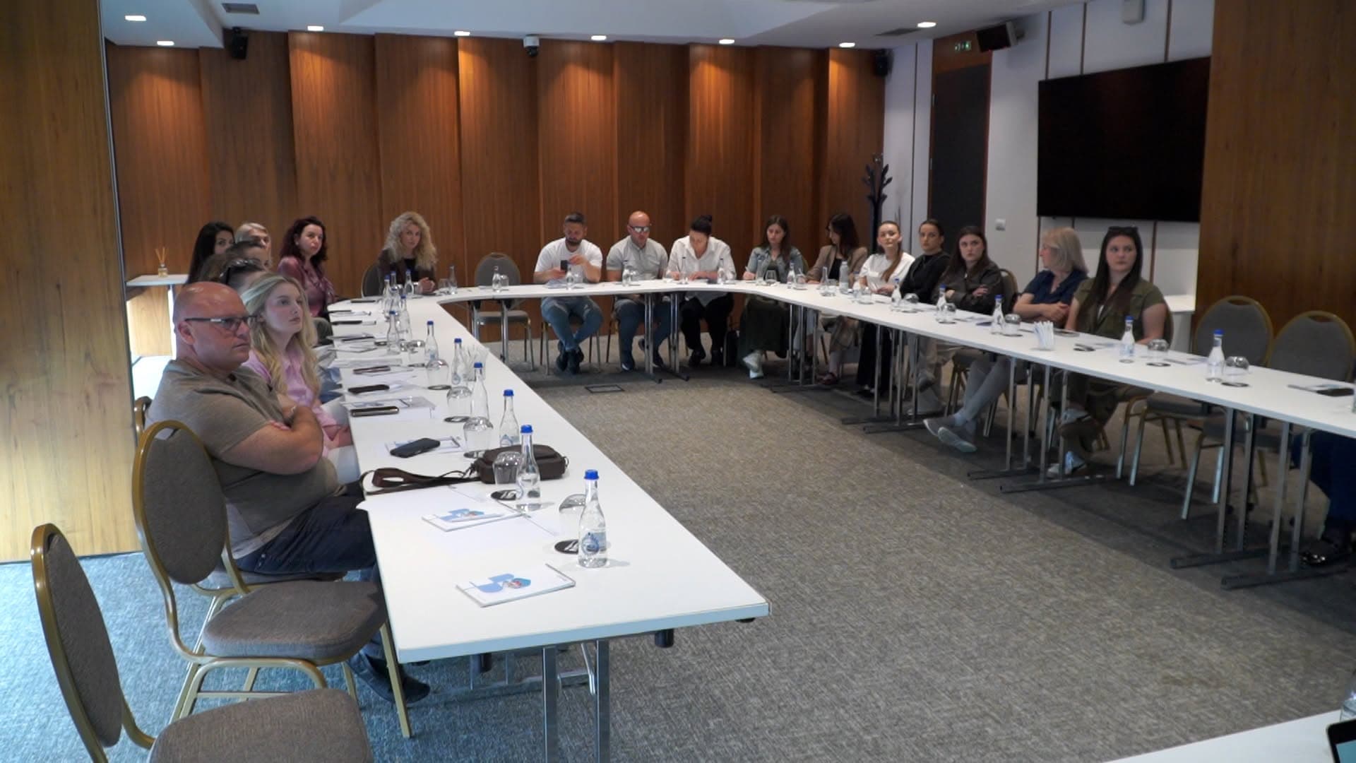 Stafi mjekësor trajnohet mbi komunikimin efektiv dhe dinamikat ekipore në vendin e punës