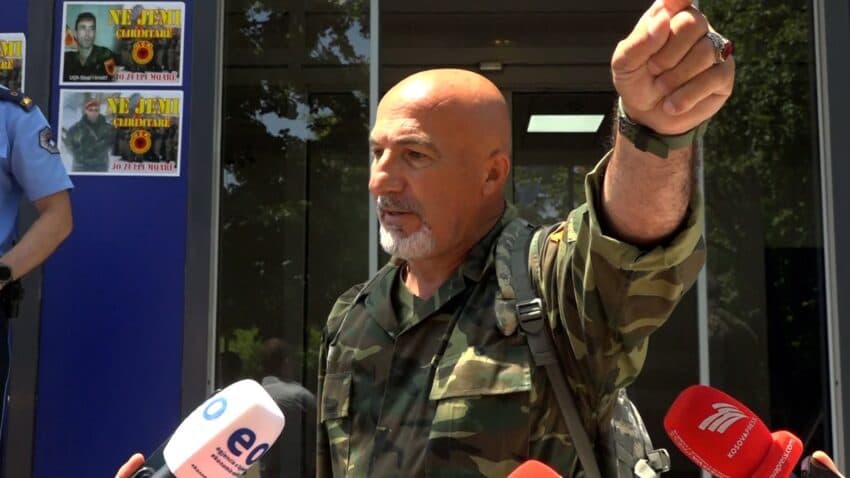 Featured image for Veterani i UÇK-së vendos fotografitë e ish-krerëve që po mbahen në Hagë para Qeverisë: Jemi çlirimtarë, jo zullumqarë