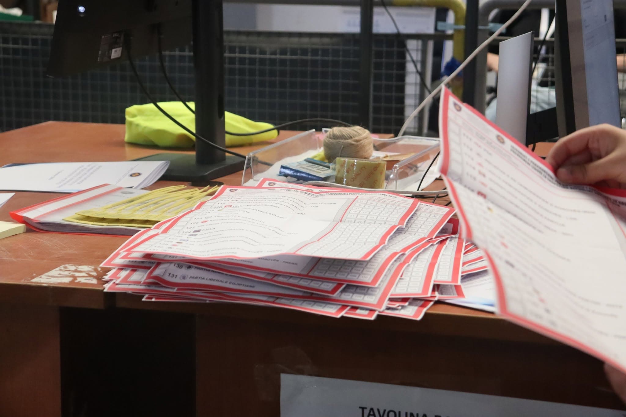 Featured image for KQZ: Refuzohen 755 pako me fletëvotime nga votimi me postë, në 699 raste mungonte dëftesa e regjistrimit