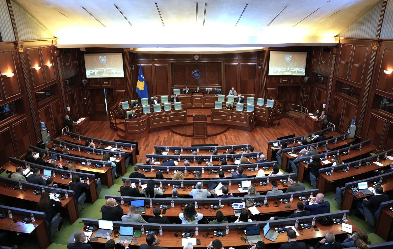 Featured image for Kush me kë? Qëndrimet e qarta, por pazaret ende larg