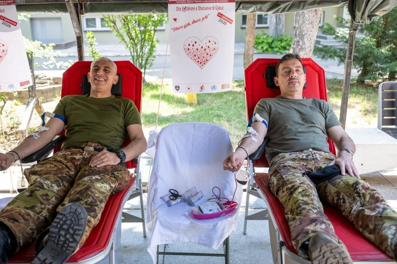 Featured image for Gjenerali i KFOR-it merr pjesë në aksionin e dhurimit të gjakut në Prishtinë
