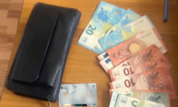Featured image for Qytetarja gjen portofolin me para dhe dokumente në Viti, e dorëzon në polici