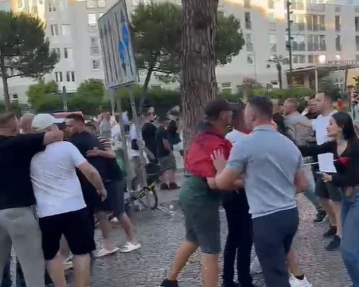 Featured image for Tensione në Shqipëri, protestuesit për Zvërnecin konfliktohen fizikisht me mbështetësit e PS-së