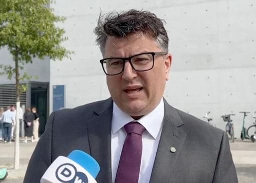 Featured image for Deputeti gjerman në Bundestag kërkon kapjen e Radojiçiqit: Ende i lirë në Serbi