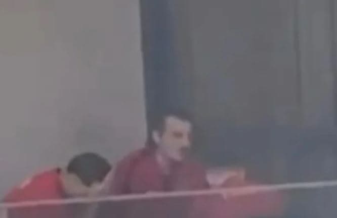 Featured image for Skandal në Botëror – Yjet e Turqisë kapen duke tymosur duhan në ballkonin e hotelit, shpërthen “stuhia” në rrjet