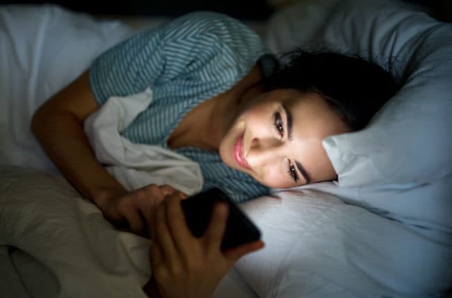 Përdorimi i telefonit pas orës 22 mund të sjell pasoja të rënda psikologjike