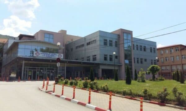 Featured image for Mjeku për sulmin me thikë ndaj 27-vjeçarit në Prizren: Nuk mundëm ta shpëtonim, kishte lëndime në gjoks