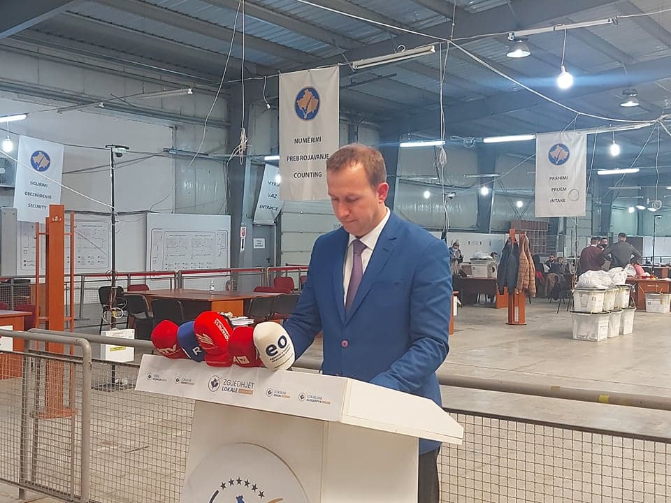 Featured image for Elezi sqaron: Mandatet mund të kalojnë nga një subjekt te tjetri gjatë numërimit