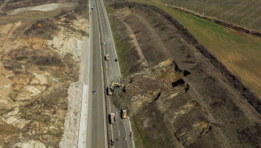 Featured image for Rrëshqitja e dheut në autostradë, kërkohet llogari nga shteti për aksidentet vdekjeprurëse