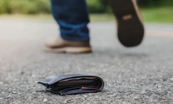 Featured image for Qytetari në Ferizaj e gjen një kuletë me para e dokumente në rrugë dhe e dorëzon në Polici
