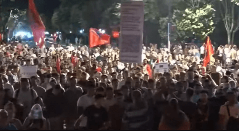 Featured image for Dita e 20-të e protestës në Tiranë, pas disa orësh para Kryeministrisë, qytetarët marshojnë në kryeqytet