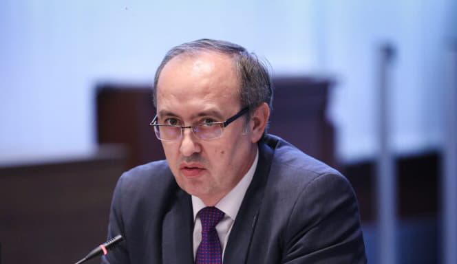 Featured image for Thirrja për protestë, Hoti iu kundërpërgjigjet zyrtarëve të VV-së: Pse frikësoheni nga qytetarët?