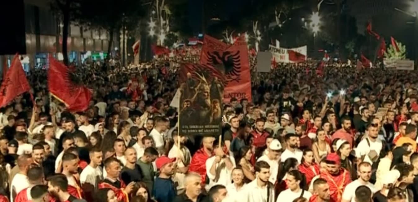 Featured image for Protestuesit nisin rrethimin e Kryeministrisë në Tiranë: Sonte do ta gdhijmë këtu!