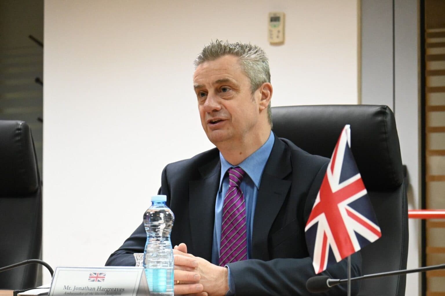 Featured image for Ambasadori Hargreaves thirrje partive: Të formohen sa më shpejt institucionet funksionale