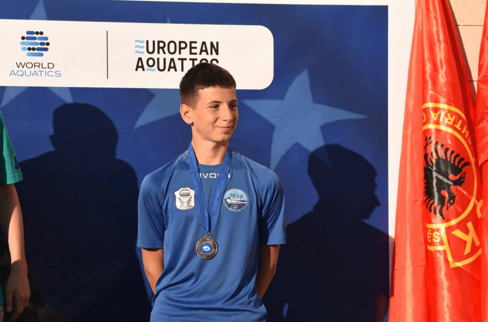 Featured image for Dionis Krasniqi, talenti që po lë gjurmë në notin kosovar