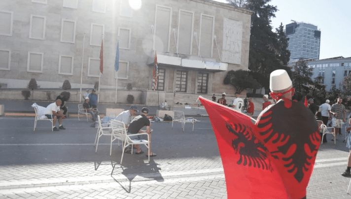 Featured image for Qëndruan deri në orët e para të mëngjesit para Kryeministrisë, policia procedon 9 protestues