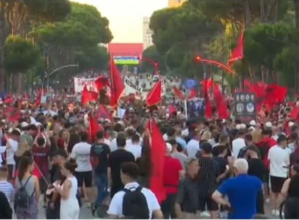 Featured image for ​Protesta për Zvërnecin në ditën e 22-të, qytetarët protestojnë para Kryeministrisë