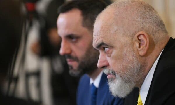 Featured image for Ministri i Brendshëm i Shqipërisë porosit protestuesit nga Kosova në Tiranë: Mos harroni, Rama kerkoi njohjen e Kosovës në mes të Beogradit