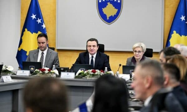 Featured image for Qeveria ndan 3 milionë euro për mbulimin e “Kartonit të Gjelbër” për mërgatën