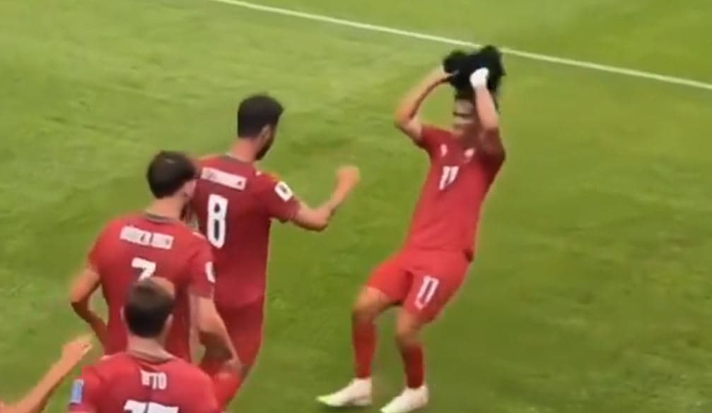 Featured image for Ky moment nuk u pa në TV, Joao Felix i mori perukën një fotografi dhe ia vendosi Brunos
