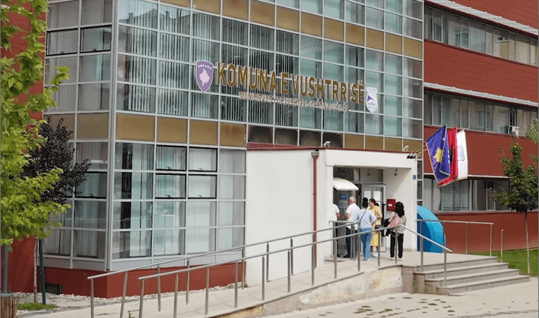 Featured image for ZKA gjen shkelje në Komunën e Vushtrrisë: Mësuesja u transferua në shkollë tjetër pa konkurs të ri