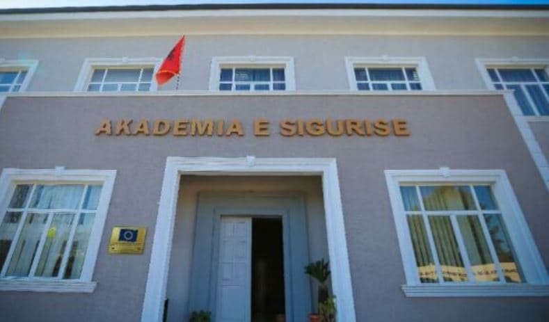 Featured image for Helmohen sërish disa studentë në Akademinë e Sigurisë në Shqipëri, rreth 30 persona përfundojnë në spital