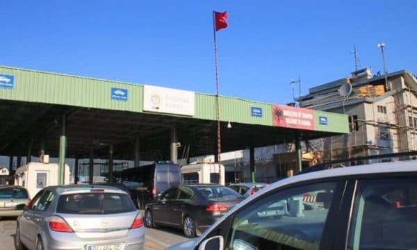 Featured image for Mbi 12 mijë turistë u futën në Shqipëri në 12 orët e fundit